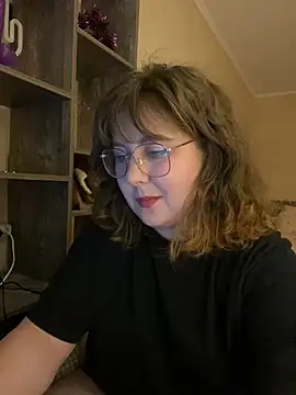 Snapshot of cinnabon_ chatting on December 24, 7:44 pm cinnabon  online show from December 24, 7:44 pm