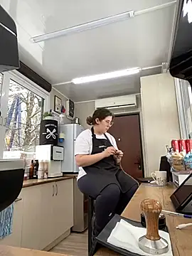 Snapshot of cinnabon_ chatting on February 6, 8:29 am cinnabon  online show from February 6, 8:29 am