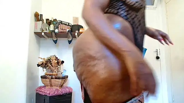 xTALLSEXYBUMx online show from February 1, 6:01 am