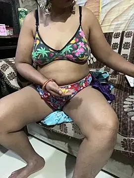 Snapshot of Tameesh_sexy_mistress chatting on April 18, 5:11 am Tameesh sexy mistress online show from April 18, 5:11 am
