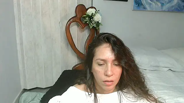 Snapshot of naihroby chatting on July 7, 7:23 am naihroby online show from July 7, 7:23 am