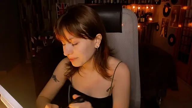 Snapshot of LolaAsmus chatting on February 7, 9:24 am LolaAsmus online show from February 7, 9:24 am