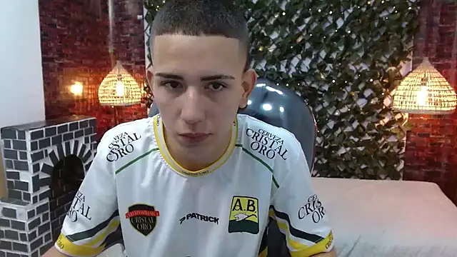 Snapshot of JackSwan18 chatting on December 6, 1:11 pm JackSwan18 online show from December 6, 1:11 pm