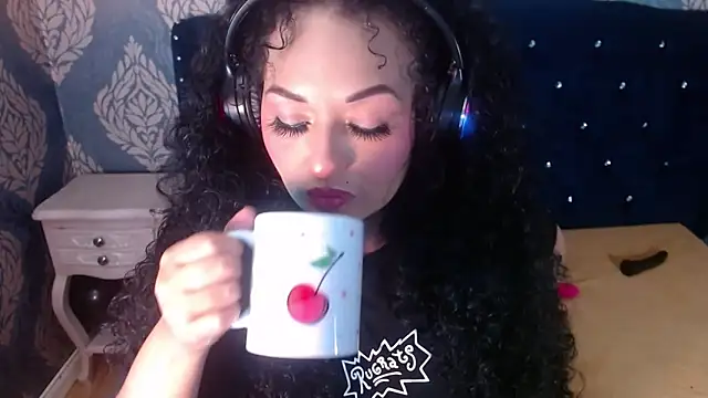 Snapshot of Sofiacowperx chatting on April 28, 1:27 pm Sofiacowperx online show from April 28, 1:27 pm