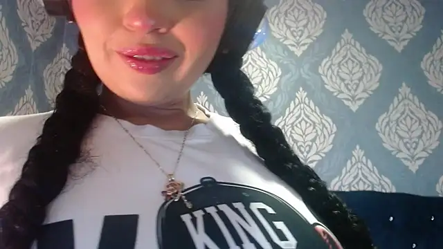 Snapshot of Sofiacowperx chatting on June 4, 9:32 pm Sofiacowperx online show from June 4, 9:32 pm