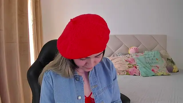 Snapshot of Lau_Bee chatting on January 4, 3:28 pm Lau Bee online show from January 4, 3:28 pm