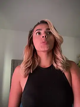 ZoeJohnsoon online show from March 5, 6:59 pm