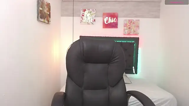 Snapshot of Nahomi-Hill chatting on January 11, 9:04 pm Nahomi-Hill online show from January 11, 9:04 pm