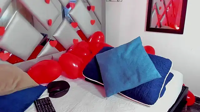 Snapshot of Nahomi-Hill chatting on February 13, 9:17 pm Nahomi-Hill online show from February 13, 9:17 pm