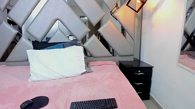 Nahomi-Hill online show from March 26, 1:44 am