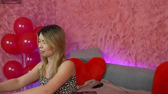 Snapshot of MayaRayy chatting on February 19, 9:00 pm MayaRayy online show from February 19, 9:00 pm