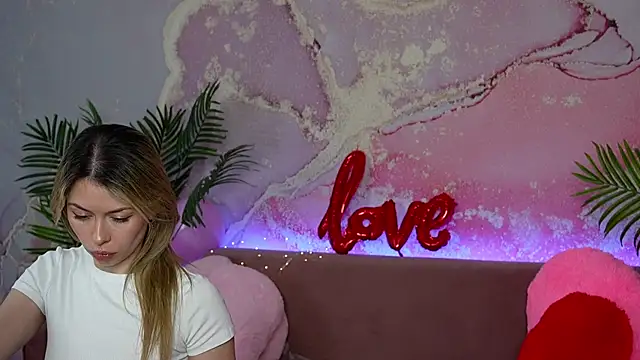 Snapshot of MayaRayy chatting on February 23, 3:48 am MayaRayy online show from February 23, 3:48 am