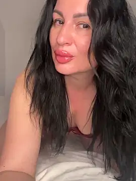 Snapshot of Helena7077 chatting on April 18, 10:32 pm Helena7077 online show from April 18, 10:32 pm