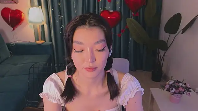 Snapshot of AudreyMell chatting on February 15, 2:44 pm AudreyMell online show from February 15, 2:44 pm