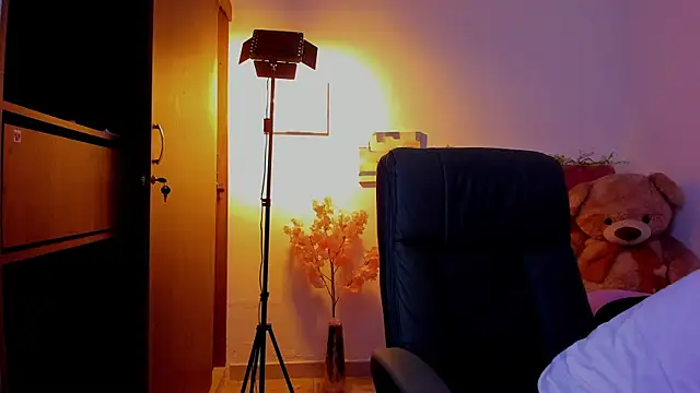 Charlee pink online show from April 17, 6:22 pm