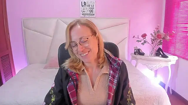 Snapshot of SammySanders chatting on June 18, 12:53 pm SammySanders online show from June 18, 12:53 pm