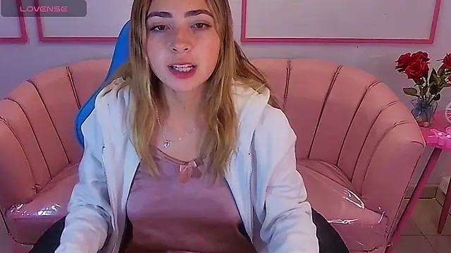 Snapshot of channel_blonde_a chatting on December 5, 8:11 am channel blonde a online show from December 5, 8:11 am