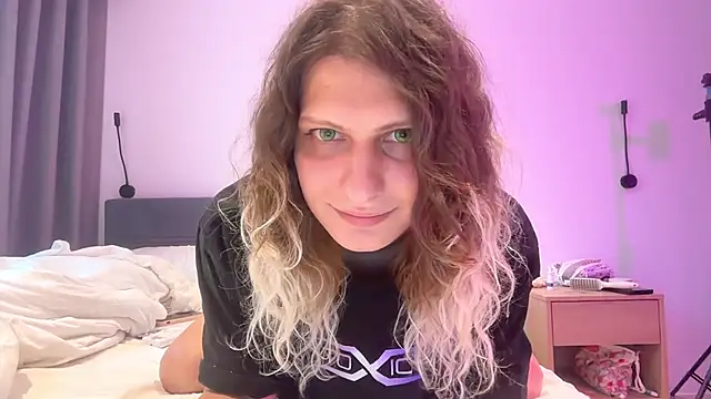 Snapshot of Alice_Pinkhead chatting on October 16, 8:26 am Alice Pinkhead online show from October 16, 8:26 am