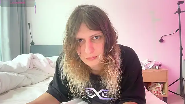 Snapshot of Alice_Pinkhead chatting on October 20, 9:32 am Alice Pinkhead online show from October 20, 9:32 am