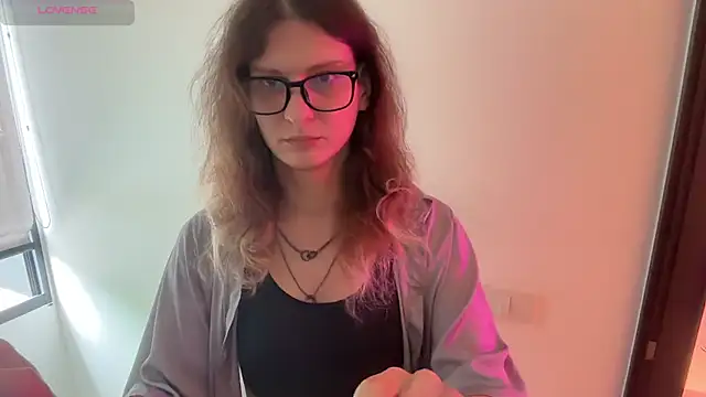 Snapshot of Alice_Pinkhead chatting on June 5, 9:26 am Alice Pinkhead online show from June 5, 9:26 am