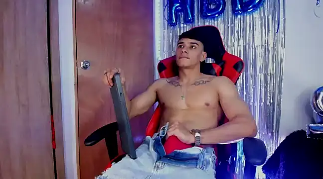 Snapshot of joseph_boy chatting on February 24, 3:53 pm joseph boy online show from February 24, 3:53 pm