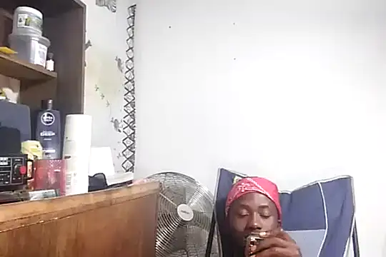 Snapshot of bull_Giant chatting on December 14, 2:12 am bull Giant online show from December 14, 2:12 am