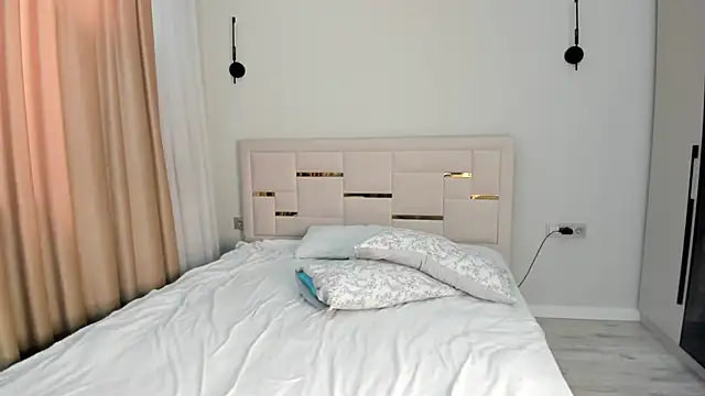 Lola Peach online show from March 7, 5:37 am