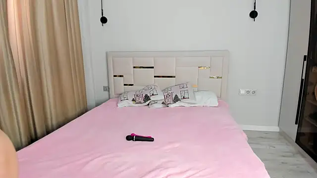 Lola Peach online show from April 14, 4:40 am