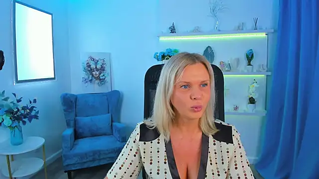 AgathaKlouin online show from October 11, 7:12 pm