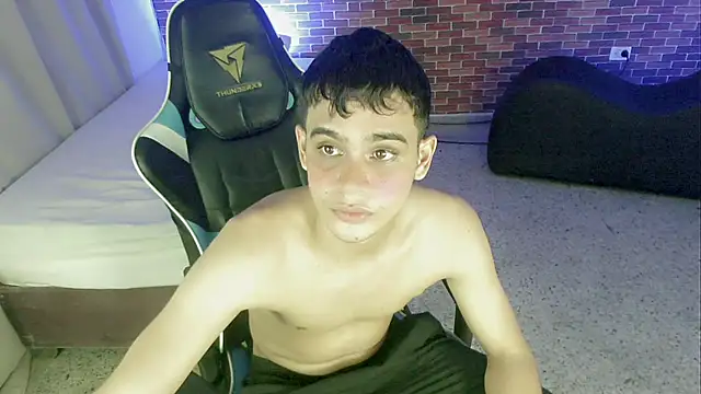 zacariasss  online show from September 28, 3:23 am