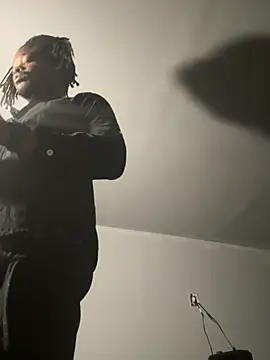 Snapshot of SluttyLyfe4L chatting on March 25, 12:00 pm SluttyLyfe4L online show from March 25, 12:00 pm