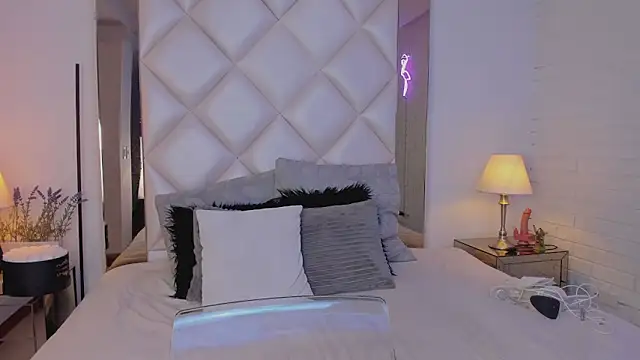 KimRoussee online show from February 5, 3:02 am