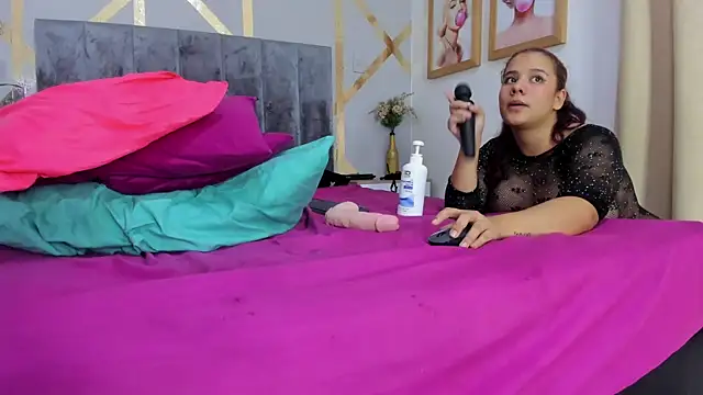 Caroliine Torres online show from February 8, 5:29 pm