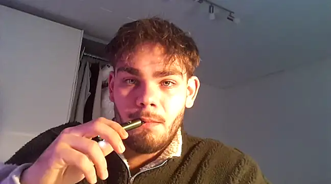 Snapshot of JuNIs_ chatting on December 10, 11:54 am JuNIs online show from December 10, 11:54 am