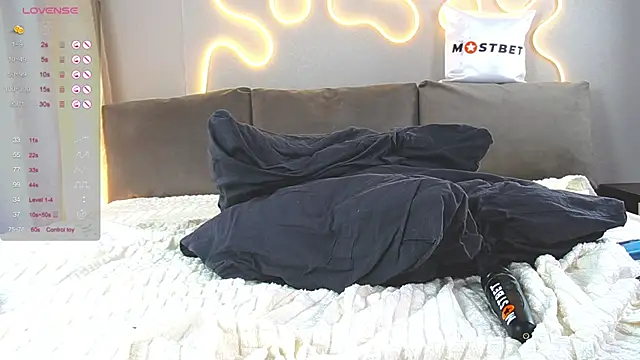 Chloeromantic online show from December 9, 2:24 am