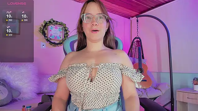 Snapshot of honey_fox1 chatting on February 7, 10:20 pm honey fox1 online show from February 7, 10:20 pm