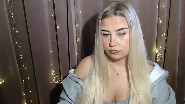 Snapshot of KristyHoney chatting on December 2, 9:45 am KristyHoney online show from December 2, 9:45 am