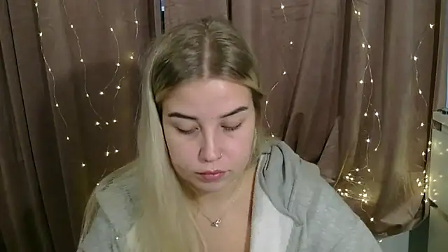 Snapshot of KristyHoney chatting on December 6, 10:05 am KristyHoney online show from December 6, 10:05 am