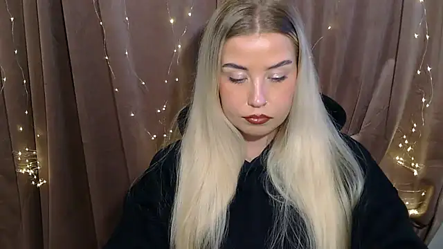 Snapshot of KristyHoney chatting on December 12, 6:42 pm KristyHoney online show from December 12, 6:42 pm