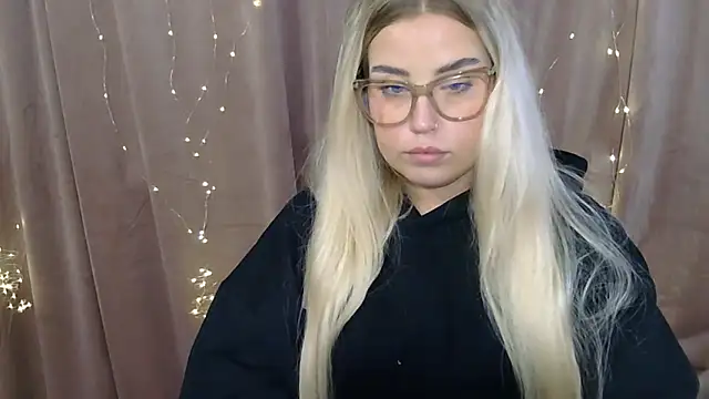 Snapshot of KristyHoney chatting on December 16, 7:48 am KristyHoney online show from December 16, 7:48 am