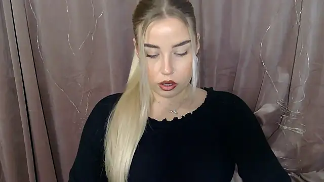 Snapshot of KristyHoney chatting on December 17, 6:45 am KristyHoney online show from December 17, 6:45 am
