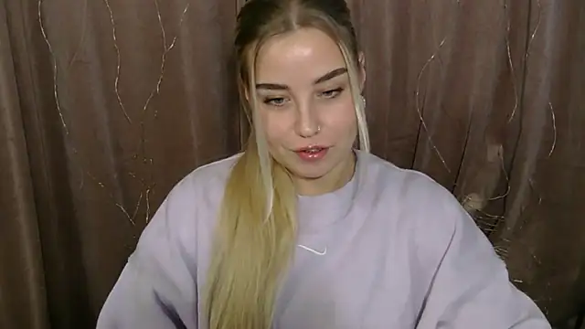 Snapshot of KristyHoney chatting on December 18, 9:47 am KristyHoney online show from December 18, 9:47 am