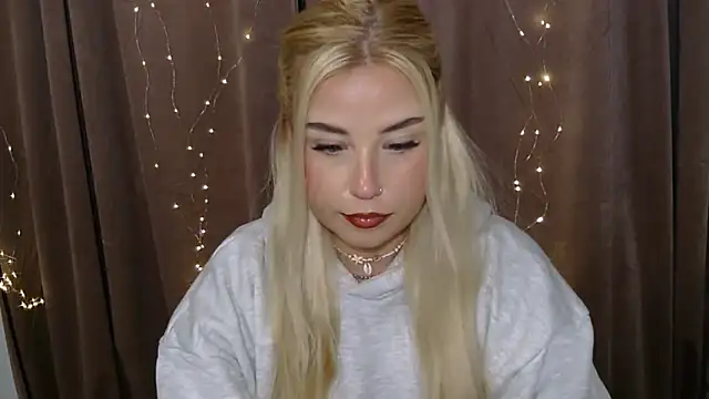Snapshot of KristyHoney chatting on January 6, 6:25 am KristyHoney online show from January 6, 6:25 am