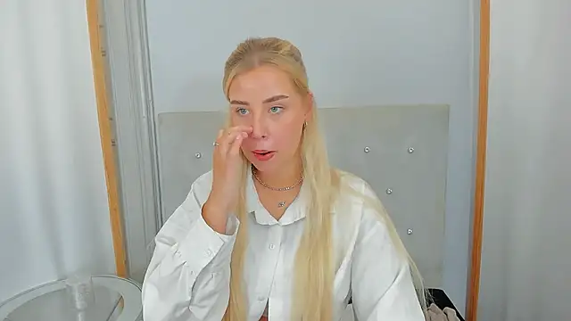 Snapshot of KristyHoney chatting on February 26, 9:42 am KristyHoney online show from February 26, 9:42 am