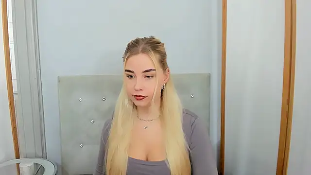 Snapshot of KristyHoney chatting on March 17, 6:18 am KristyHoney online show from March 17, 6:18 am