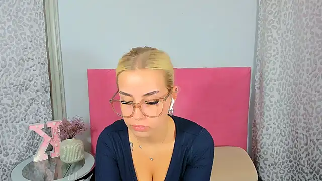Snapshot of KristyHoney chatting on October 18, 5:03 pm KristyHoney online show from October 18, 5:03 pm