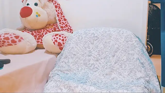 Snapshot of Sweet_Apple01 chatting on May 16, 7:34 pm Sweet Apple01 online show from May 16, 7:34 pm