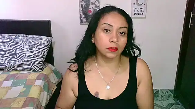 Snapshot of zaray_bella chatting on February 14, 10:25 pm zaray bella online show from February 14, 10:25 pm