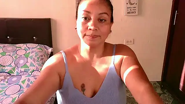 Snapshot of zaray_bella chatting on October 14, 9:37 pm zaray bella online show from October 14, 9:37 pm