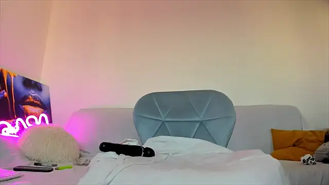 hornyemma   online show from December 17, 12:00 pm